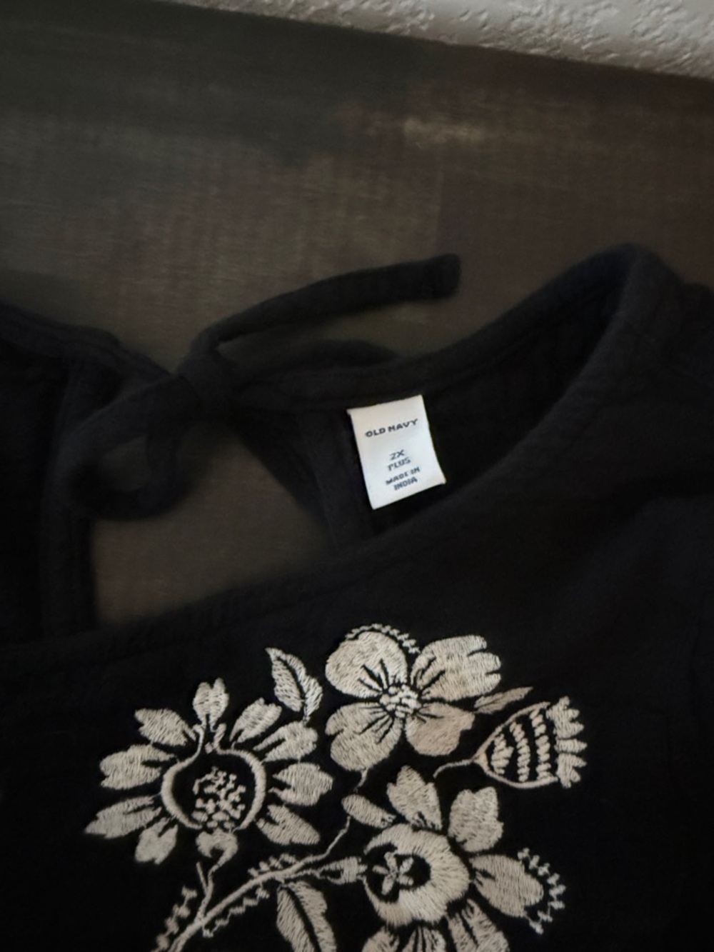 Old Navy Black & White Embroidered Floral Top Scallop Edge Size 2X - Picture 3 of 6